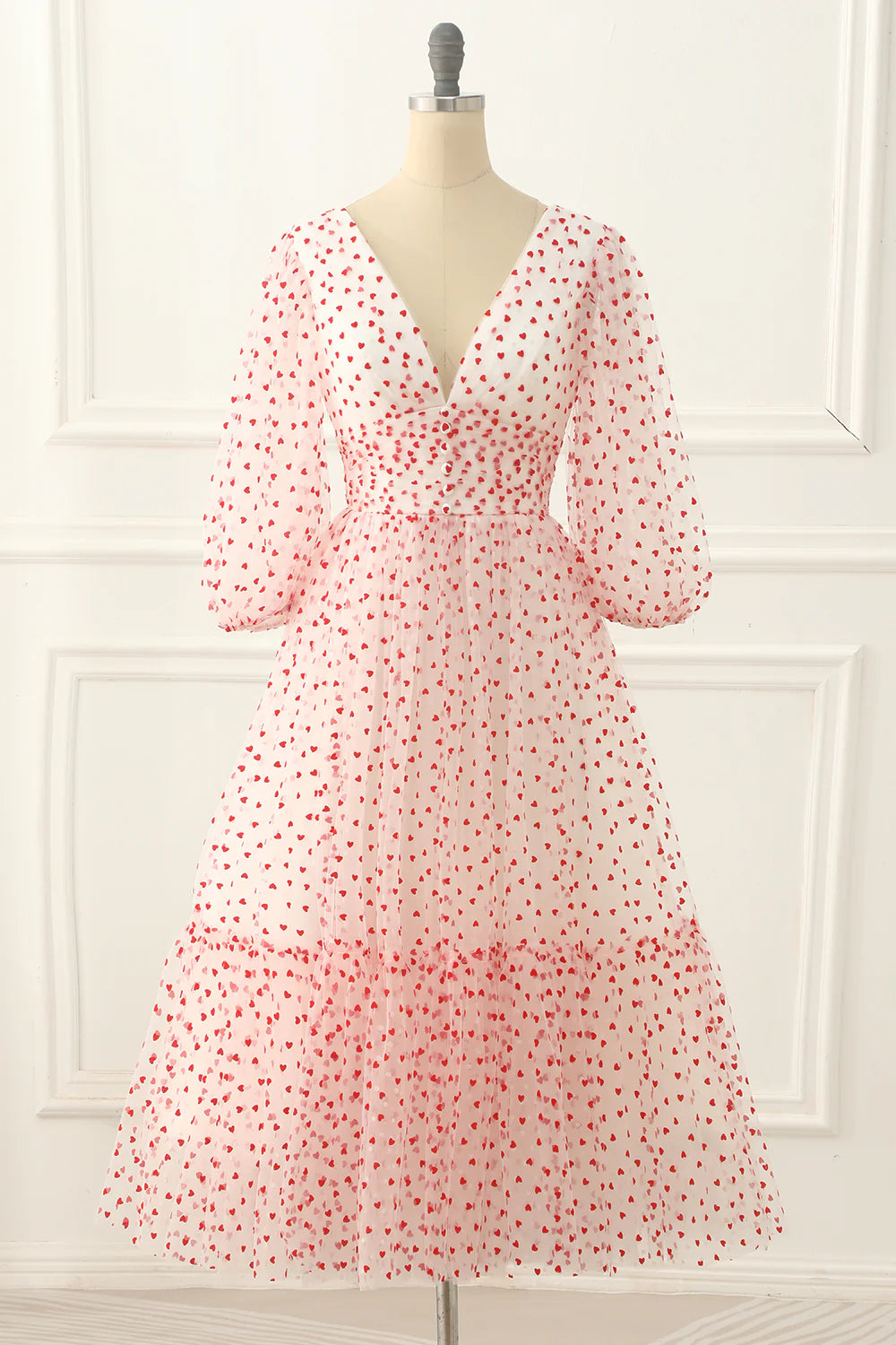 Robe de bal rouge en tulle, col en V, manches longues, coupe trapèze, avec cœurs